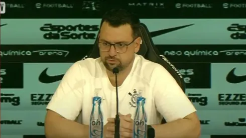 Lucas Silvestre, auxiliar técnico do Dorival Júnior em entrevista coletiva (Foto: Reprodução / Youtube)Lucas Silvestre, auxiliar técnico do Dorival Júnior em entrevista coletiva (Foto: Reprodução / Youtube)