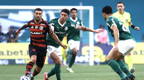 SP – SAO PAULO – 25/05/2025 – BRASILEIRO A 2025, PALMEIRAS X FLAMENGO – Emiliano martinez jogador do Palmeiras disputa lance com De Arrascaeta jogador do Flamengo durante partida no estadio Arena Allianz Parque pelo campeonato Brasileiro A 2025.