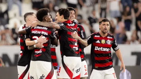 Elenco do Flamengo comemorando vitória no RJ