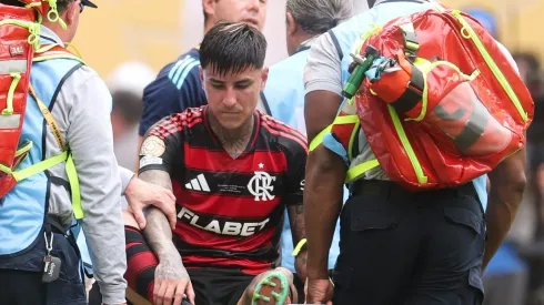 – Pulgar saindo lesionado no jogo contra o Bayern de Munique, pelo Mundial de Clubes