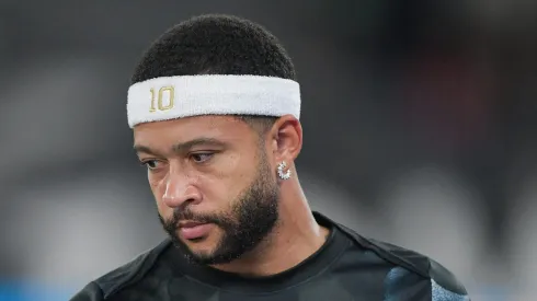 Memphis Depay durante partida contra o Botafogo.