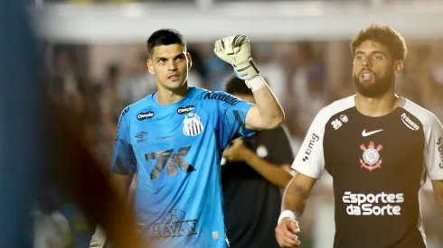SP – SANTOS – 15/10/2025 – BRASILEIRO A 2025, SANTOS X CORINTHIANS – Gabriel Brazao goleiro do Santos durante partida contra o Corinthians no estadio Vila Belmiro pelo campeonato Brasileiro A 2025. Foto: Mauricio De Souza/AGIF
