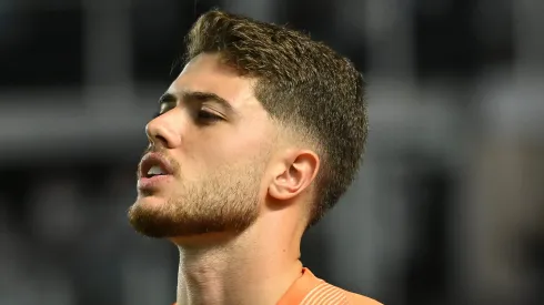 Felipe Longo jogador do Corinthians durante partida contra o Santos no estadio Vila Belmiro pelo campeonato Brasileiro A 2025. Foto: Jota Erre/AGIF