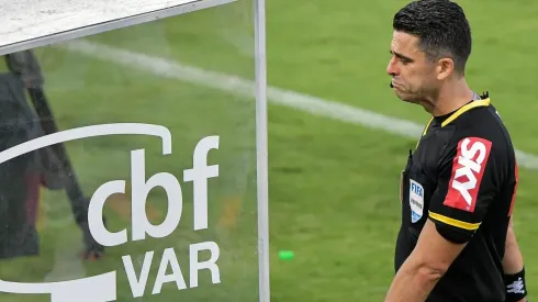 Foto: Thiago Ribeiro/AGIF – Flávio Rodrigues de Souza foi ao VAR.