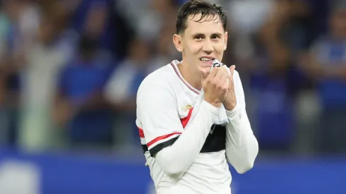 MG – BELO HORIZONTE – 30/08/2025 – BRASILEIRO A 2025, CRUZEIRO X SAO PAULO – Patryck jogador do Sao Paulo lamenta durante partida contra o Cruzeiro no estadio Mineirao pelo campeonato Brasileiro A 2025. Foto: Gilson Lobo/AGIF