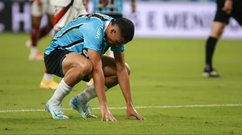 RS – PORTO ALEGRE – 13/04/2025 – BRASILEIRO A 2025, GREMIO X FLAMENGO – Alysson Edward jogador do Gremio lamenta durante partida contra o Flamengo no estadio Arena do Gremio pelo campeonato Brasileiro A 2025. Foto: Maxi Franzoi/AGIF