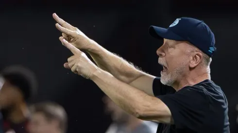 Mano Menezes tratou de defender publicamente Edenilson após atuação excelente do meio-campista contra o SPFC