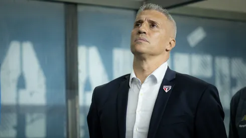 Hernán Crespo, técnico do São Paulo durante partida contra o Grêmio no estádio Arena do Grêmio pelo campeonato Brasileiro A 2025. Foto: Maxi Franzoi/AGIF