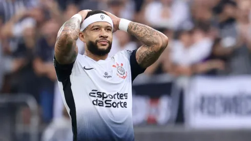 Memphis Depay não marca há semanas e fase de jejum preocupa torcida do Corinthians — Foto Marcello ZambranaAGIF