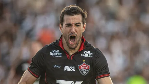 Cáceres comemorando gol anotado diante do Vasco