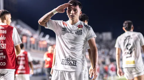 SP – SANTOS – 16/04/2025 – BRASILEIRO A 2025, SANTOS X ATLETICO-MG – Alvaro Barreal jogador do Santos durante partida contra o Atletico-MG no estadio Vila Belmiro pelo campeonato Brasileiro A 2025. Foto: Abner Dourado/AGIF