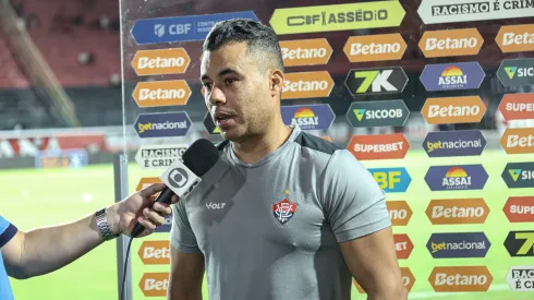 BA – SALVADOR – 16/10/2025 – BRASILEIRO A 2025, VITORIA X BAHIA – Jair Ventura tecnico do Vitoria durante partida contra o Bahia no estadio Barradao pelo campeonato Brasileiro A 2025. Foto: Marcio Jose/AGIF