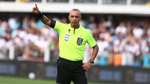 SP – SANTOS – 31/08/2025 – BRASILEIRO A 2025, SANTOS X FLUMINENSE – O arbitro Wilton Pereira Sampaio durante partida entre Santos e Fluminense no estadio Vila Belmiro pelo campeonato Brasileiro A 2025. Foto: Mauricio De Souza/AGIF