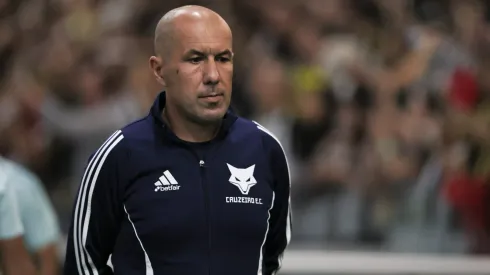 Leonardo Jardim técnico do Cruzeiro durante partida contra o Atletico-MG na Arena MRV pelo campeonato Brasileiro A 2025. Foto: Gilson Lobo/AGIF
