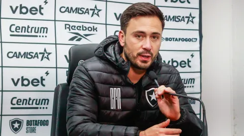Davide Ancelotti tecnico do Botafogo durante partida contra o Juventude no estadio Alfredo Jaconi pelo campeonato Brasileiro A 2025. Foto: Luiz Erbes/AGIF
