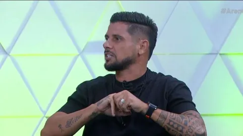 Cicinho prevê jogo de seis gols e vitória do Flamengo sobre Palmeiras — Foto ReproduçãoArena SBT