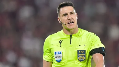 O arbitro Rafael Rodrigo Klein durante partida entre Flamengo e Vasco no estadio Maracana pelo campeonato Brasileiro A 2025. Foto: Thiago Ribeiro/AGIF
