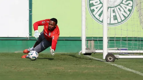 O goleiro Carlos Miguel, da SE Palmeiras, durante treinamento, na Academia de Futebol. (Foto: Cesar Greco/Palmeiras/by Canon)