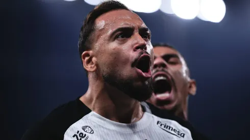 Maycon comemorando gol durante partida entre Corinthians e Mirassol, na Neo Química Arena, pelo Brasileirão.