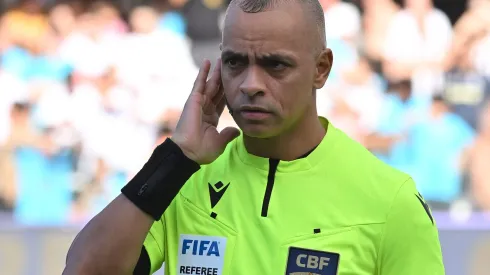 SP – SANTOS – 31/08/2025 – BRASILEIRO A 2025, SANTOS X FLUMINENSE – O arbitro Wilton Pereira Sampaio durante partida entre Santos e Fluminense no estadio Vila Belmiro pelo campeonato Brasileiro A 2025. Foto: Jota Erre/AGIF