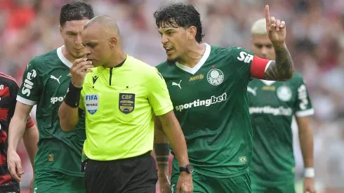Gustavo Gómez e o árbitro Wilton Pereira Sampaio durante Flamengo x Palmeiras
