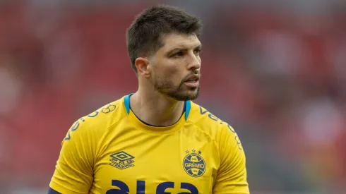 Tiago Volpi jogador do Gremio durante partida contra o Internacional no estadio Beira-Rio pelo campeonato Brasileiro A 2025. Foto: Liamara Polli/AGIF
