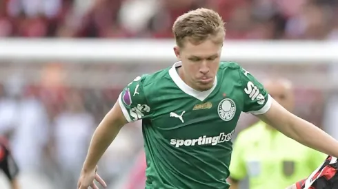 Arrascaeta jogador do Flamengo disputa lance com Fuchs jogador do Palmeiras – Foto: Thiago Ribeiro/AGIF