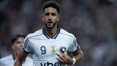 CE – FORTALEZA – 19/10/2025 – BRASILEIRO A 2025, CEARA X BOTAFOGO – chris ramos jogador do Botafogo comemora seu gol durante partida contra o Ceara no estadio Castelao pelo campeonato Brasileiro A 2025. Foto: Baggio Rodrigues/AGIF