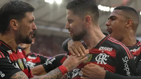 Arrascaeta, Jorginho e Samuel Lino comemorando gol durante partida, no Maracanã, pelo Brasileirão.