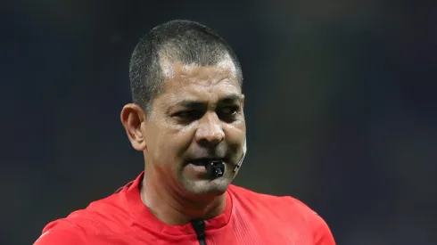 MG – BELO HORIZONTE – 09/11/2024 – BRASILEIRO A 2024, CRUZEIRO X CRICIUMA – O arbitro Wagner do Nascimento Magalhaes durante partida entre Cruzeiro e Criciuma no estadio Mineirao pelo campeonato Brasileiro A 2024.