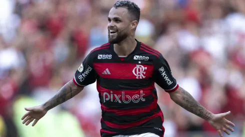 RJ – RIO DE JANEIRO – 01/12/2024 – BRASILEIRO A 2024, FLAMENGO X INTERNACIONAL – Michael jogador do Flamengo comemora seu gol durante partida contra o Internacional no estadio Maracana pelo campeonato Brasileiro A 2024. Foto: Jorge Rodrigues/AGIF