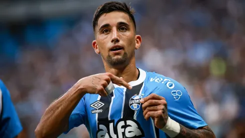 Chistian Olivera jogador do Gremio comemora seu gol durante partida contra o Santos no estadio Arena do Gremio pelo campeonato Brasileiro A 2025. Foto: Maxi Franzoi/AGIF