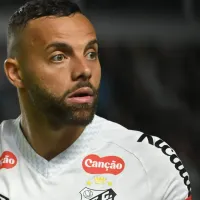 Torcida do Santos critica Guilherme por posicionamento no 1º tempo contra o Vitória: “Ainda não aprendeu”