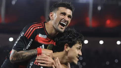 Pedro e De Arrascaeta, jogadores do Flamengo em partida pelo campeonato brasileiro (Foto: Buda Mendes/Getty Images)