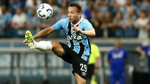 Arthur, volante do Grêmio em partida pelo campeonato brasileiro (Foto: Pedro H. Tesch/Getty Images)