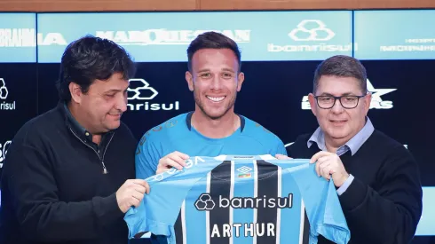 Alberto-guerra-ao-lado-do-meia-arthur-na-coletiva-no-gremio