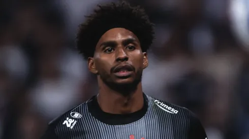 Hugo Souza pode ser desfalque em Vitória x Corinthians.