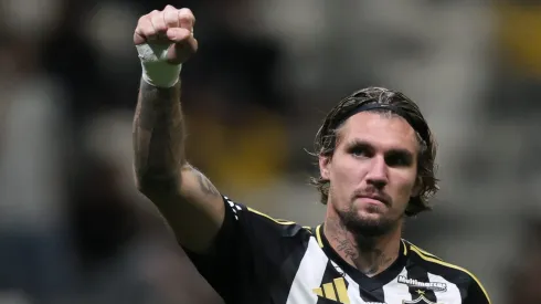 Lyanco vibra com gol de Dudu em empate do Atlético-MG com o Del Valle.