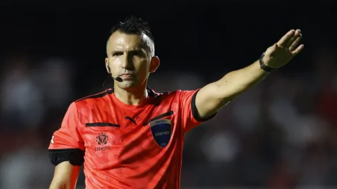 Árbitro Carlos Betancur foi protagonista de lance decisivo para derrota do Atlético para o Independiente Del Valle