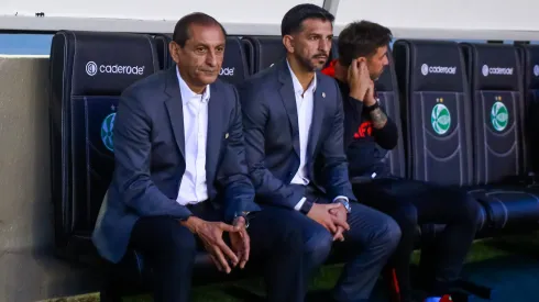 Ramon Diaz tecnico do Internacional ao lado de Emiliano Diz auxiliar-tecnico do Internacional durante partida contra o Juventude no estadio Alfredo Jaconi pelo campeonato Brasileiro A 2025. Foto: Luiz Erbes/AGIF