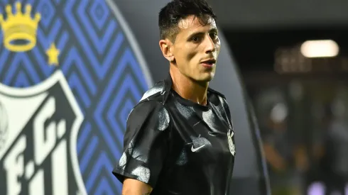 SP – SANTOS – 15/10/2025 – BRASILEIRO A 2025, SANTOS X CORINTHIANS – Angileri jogador do Corinthians durante aquecimento antes da partida contra o Santos no estadio Vila Belmiro pelo campeonato Brasileiro A 2025. Foto: Jota Erre/AGIF