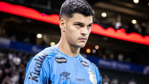 Brazão vem de falhas importantes – Foto: Raul Baretta/Santos FC.