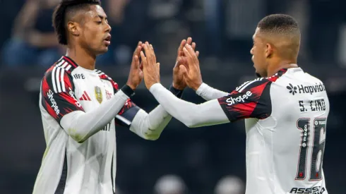 SP – SAO PAULO – 28/09/2025 – BRASILEIRO A 2025, CORINTHIANS X FLAMENGO – Bruno Henrique e Samuel Lino do Flamengo comemoram vitoria ao final da partida contra o Corinthians no estadio Arena Corinthians pelo campeonato Brasileiro A 2025. Foto: Joisel Amaral/AGIF