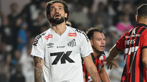 Santos volta a se complicar na briga contra o rebaixamento no Brasileirão. Foto: Jota Erre/AGIF