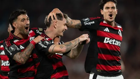 RJ – RIO DE JANEIRO – 18/09/2025 – COPA LIBERTADORES 2025, FLAMENGO X ESTUDIANTES – Varela jogador do Flamengo comemora seu gol com De Arrascaeta jogador da sua equipe durante partida contra o Estudiantes no estadio Maracana pelo campeonato Copa Libertadores 2025. Foto: Jorge Rodrigues/AGIF