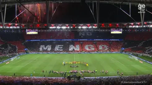 Mosaico preparado por torcida do Flamengo emocionou na entrada dos jogadores no Maracanã – Foto: Reprodução/Ge TV