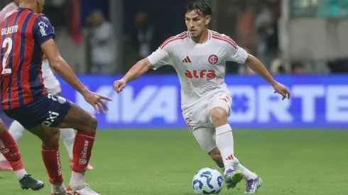 Bernabei está sendo muito criticado por pênalti infantil contra o Bahia