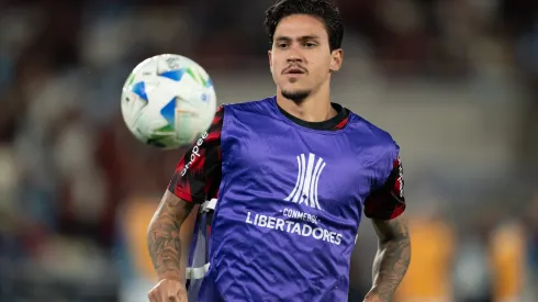 RJ – RIO DE JANEIRO – 22/10/2025 – COPA LIBERTADORES 2025, FLAMENGO X RACING – Pedro jogador do Flamengo durante aquecimento antes da partida contra o Racing no estadio Maracana pelo campeonato Copa Libertadores 2025. Foto: Jorge Rodrigues/AGIF