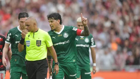 RJ – RIO DE JANEIRO – 19/10/2025 – BRASILEIRO A 2025, FLAMENGO X PALMEIRAS – Gustavo Gomez jogador do Palmeiras reclama com a arbitragem durante partida contra o Flamengo no estAdio Maracana pelo campeonato Brasileiro A 2025. Foto: Thiago Ribeiro/AGIF