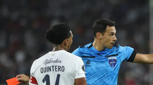 Facundo Tello gesticulando durante jogo da LDU contra o Botafogo.